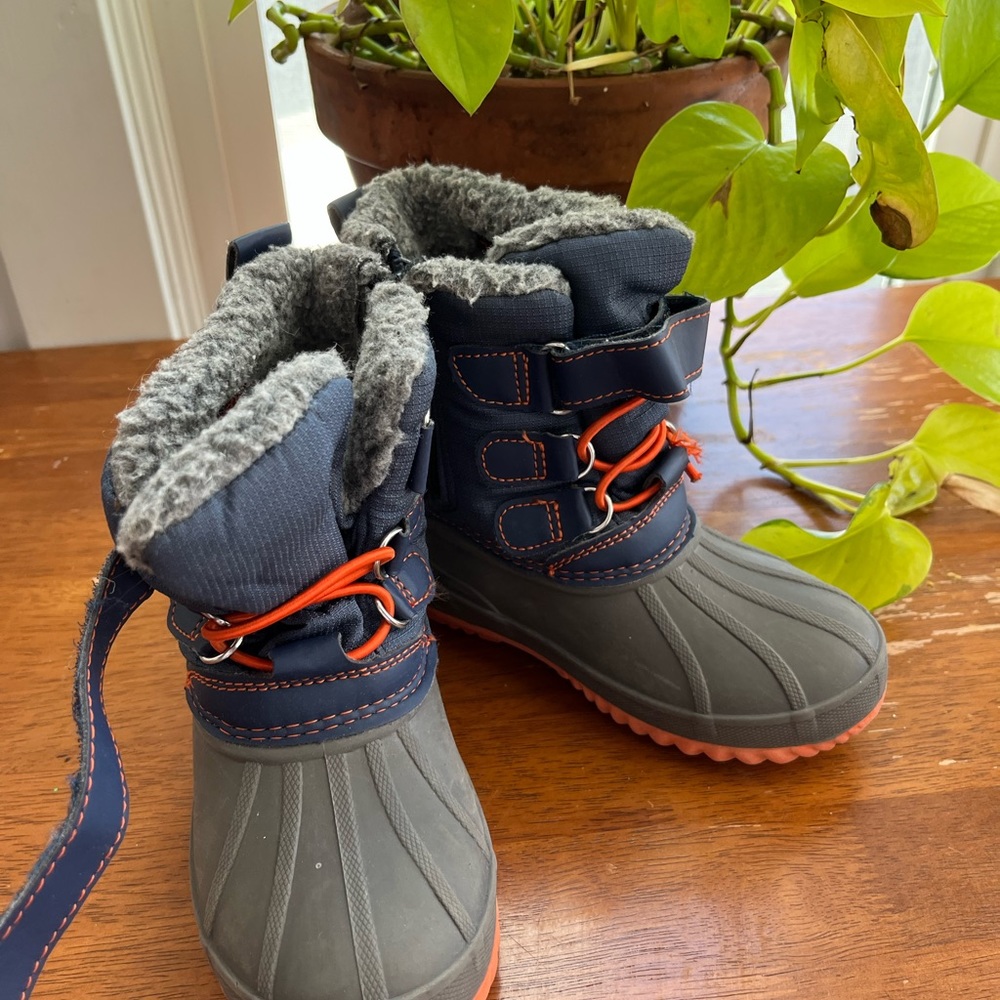 NEW Classic Kids Snow Boots size 9